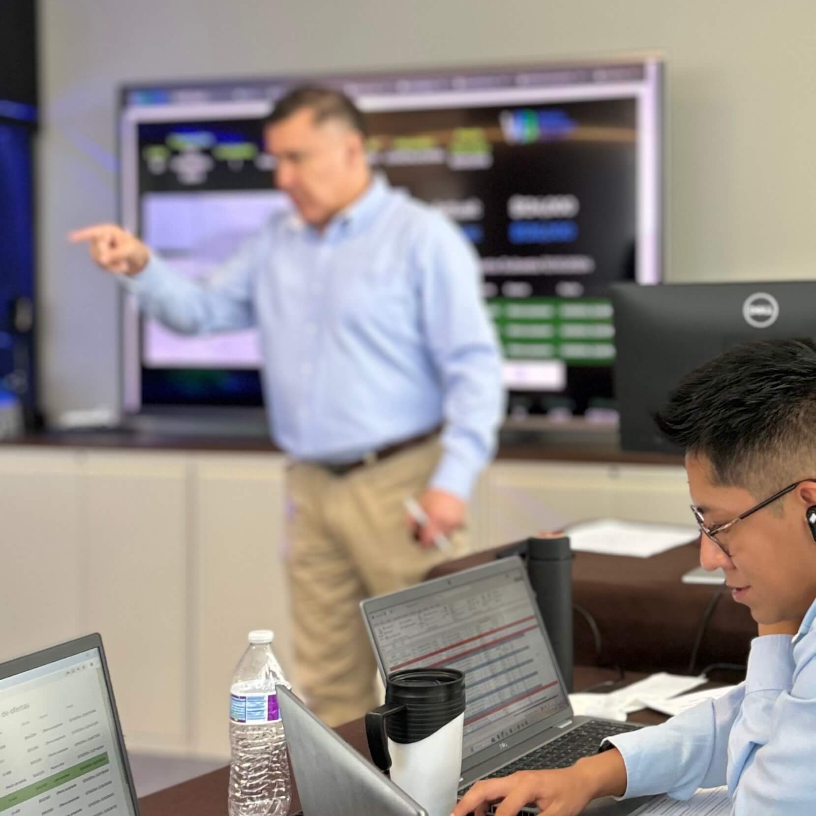 Operador revisando ofertas en pantalla