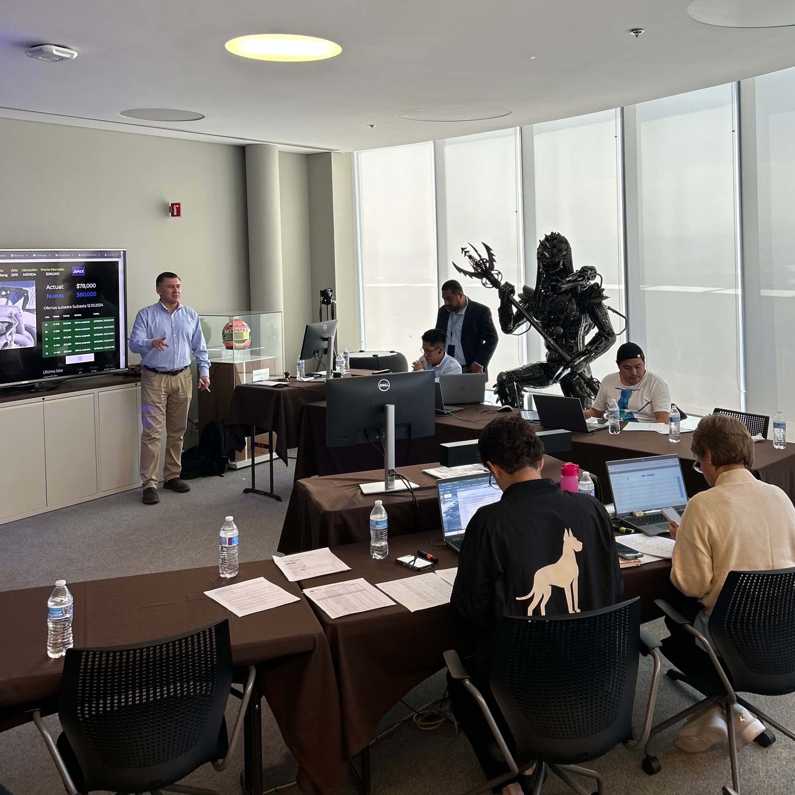 Sala de subasta con equipo V4B